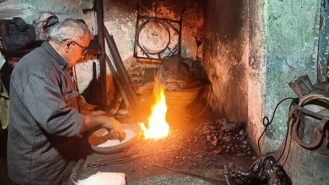 Ateşte tavlanan emek: 45 yıldır kalaycılığı yaşatıyor