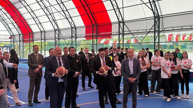 Salıpazarı'nda tenis kortu ve çok amaçlı spor sahası hizmete açıldı