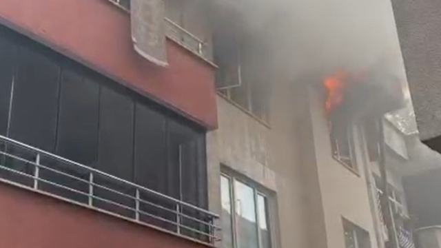 Düzce'de daireden yükselen alevler camları kırdı