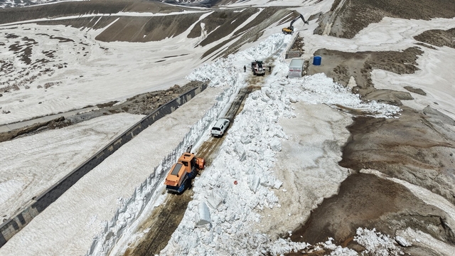 Kar kalınlığının 7 metreyi bulduğu Nemrut yolunda çalışma başlatıldı