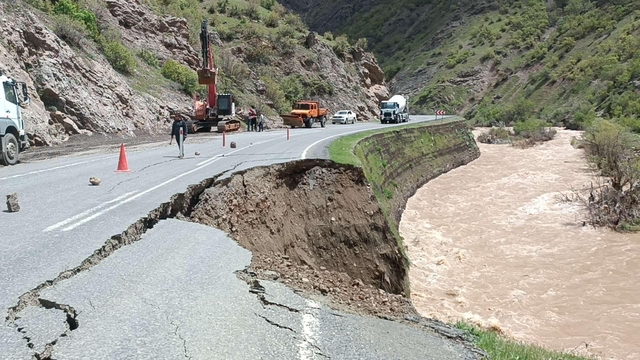 Beytüşşebap'ta sel sonrası dere yatakları ve yollarda temizlik çalışması başladı
