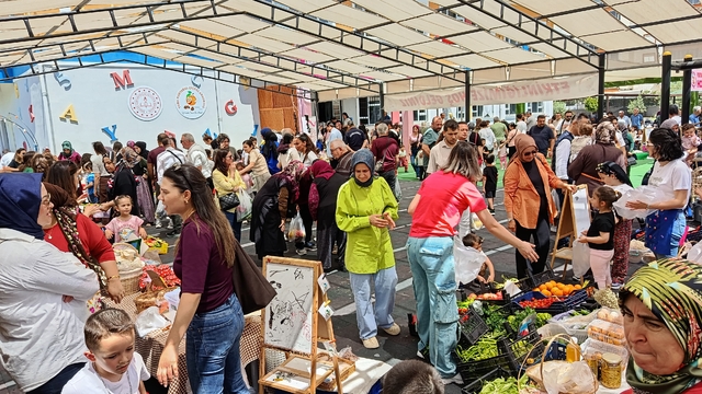 Gazzeli çocuklar için okul bahçesini semt pazarına dönüştürdüler
