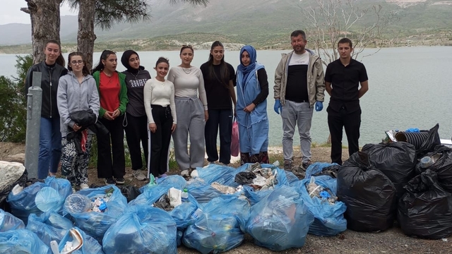 Doğanşehir'de öğrenciler Sürgü Barajı çevresinde atık topladı