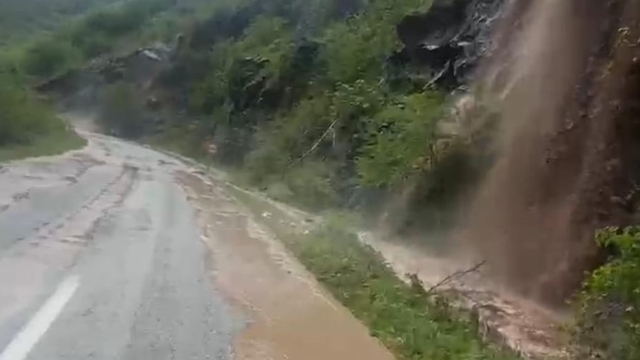 Trabzon-Bayburt karayolunda ulaşıma sel engeli