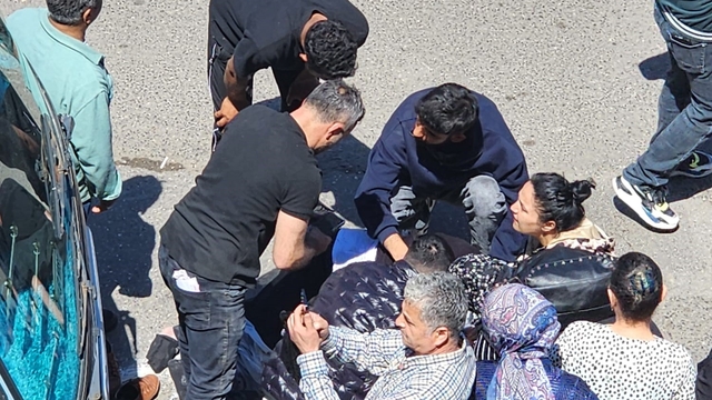 Yolun karşısına geçmek isteyen kadın minibüsün altında kaldı, vatandaşlar minibüsü iterek altındaki kadını kurtardı