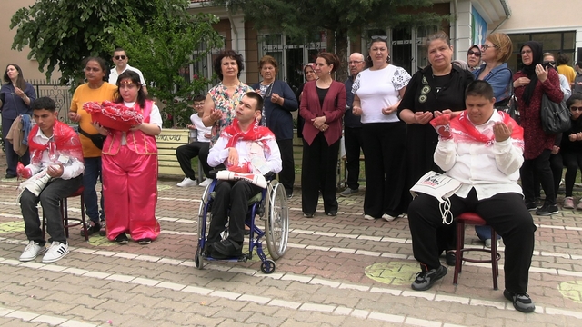 Edirne'de temsili askerlik töreninde duygu dolu anlar yaşandı: Özel bireyler askere uğurlandı