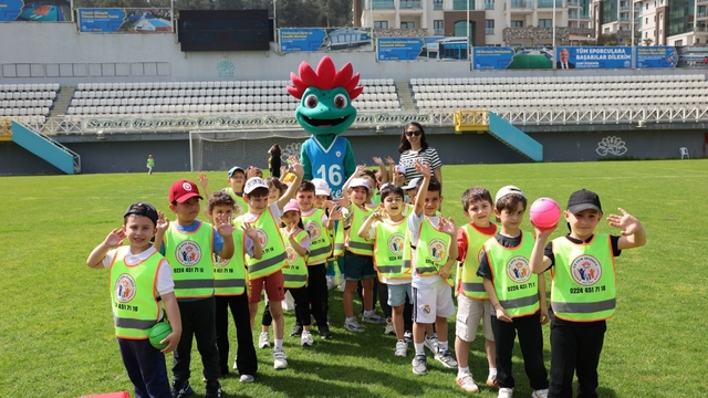 Spor Şenlikleri'nde sıra minik öğrencilerin