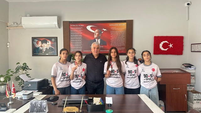 Salihli'nin yıldız güreşçileri Bolu'dan madalyalarla döndü