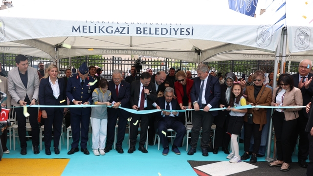 Melikgazi Belediyesi ve hayırsever işbirliğiyle yaptırılan 2 okulun açılışı gerçekleştirildi