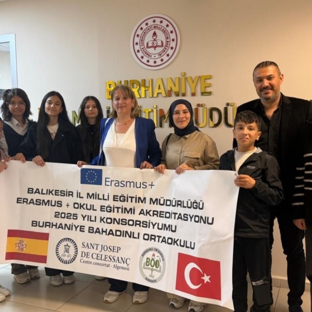 Burhaniye'de İspanya'dan dönen öğrenciler müdür Zihni'yi ziyaret etti