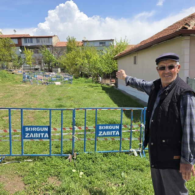 Evlerin arasında oluşan obruk mahalleyi tedirgin etti