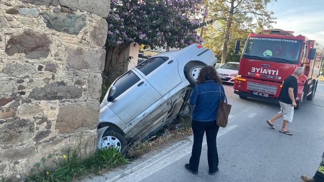 Otomobil taş binaya çarptı