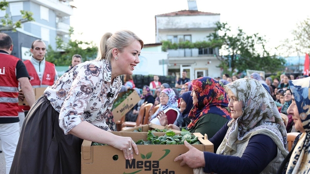 Merkezefendi Belediyesi tarıma destek amacıyla binlerce fideyi üreticiye dağıtıldı