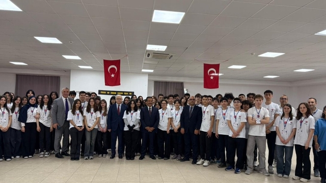 Burhaniye'de TÜBİTAK 4006-A Bilim Fuarı açıldı