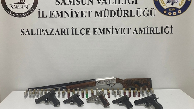 Cephanelik gibi ev: Çok sayıda silah ve mühimmat ele geçirildi