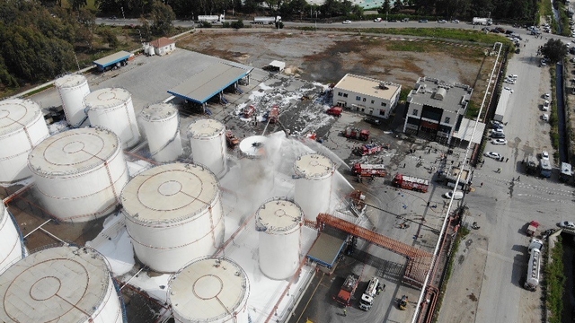 Mersin'de yağ fabrikasındaki yangın havadan görüntülendi