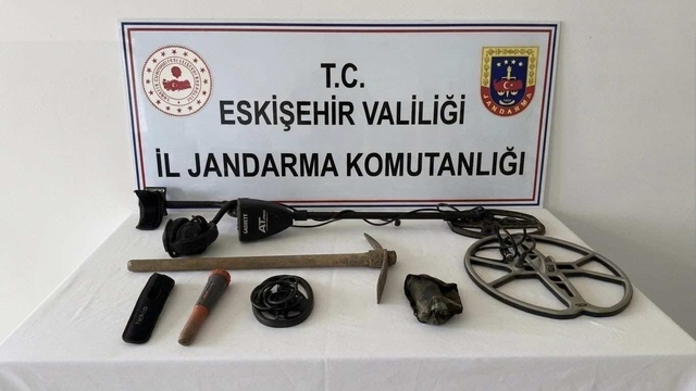 Define bulmak için kaçak kazı yaparken yakalandılar