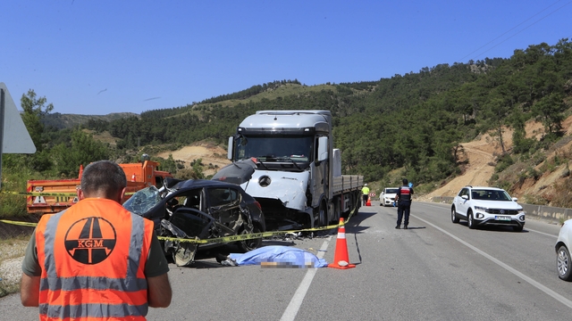 Mermer yüklü tırla kafa kafaya çarpışan otomobildeki çift hayatını kaybetti