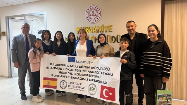 Burhaniye'de İspanya'dan dönen öğrenciler müdür Zihni'yi ziyaret etti