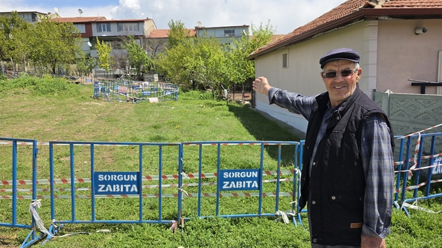 Evlerin arasında oluşan obruk mahalleyi tedirgin etti