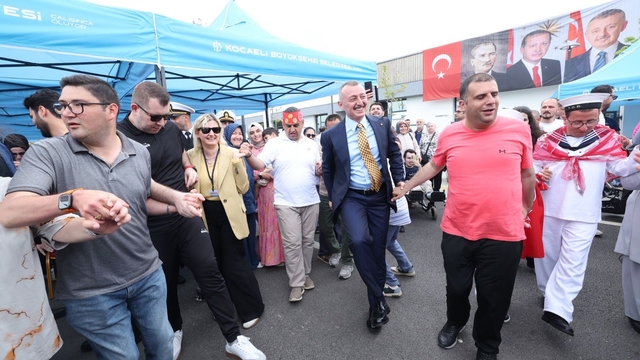 En özel birlik: Özel gençlere kına yakıldı, halaylar çekildi
Davullar çaldı, kınalar yakıldı: Başkan Büyükakın özel gençlerle halaya durdu