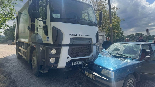 Tokat'ta çöp kamyonu ile otomobil çarpıştı: 2 yaralı