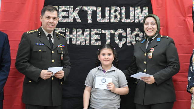 Malatya'da ilk mektuplarını Mehmetçiğe yazan öğrencilere askerlerden cevap geldi