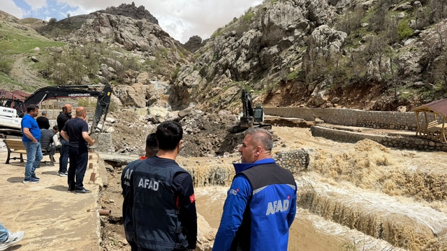 Beytüşşebap'ta dereler taştı; köprüler yıkıldı, araçlar suya kapıldı (3)