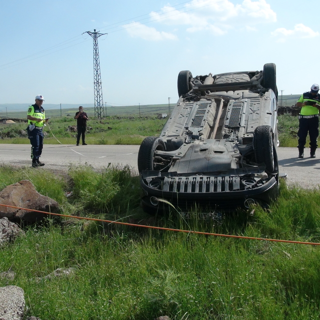 Kilis'te otomobil refüje devrildi; 5 yaralı