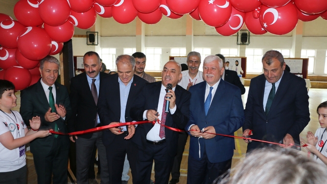 Of'ta TÜBİTAK 4006-A Bilim Fuarı açıldı