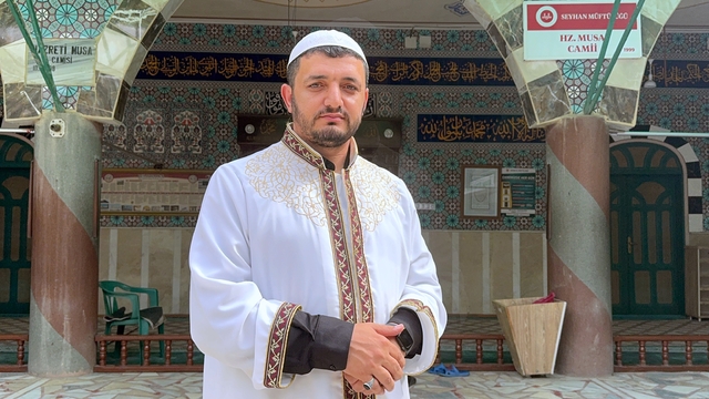 Adana'da camide kalp krizi geçiren kişinin imamın müdahalesiyle kurtulması kamerada