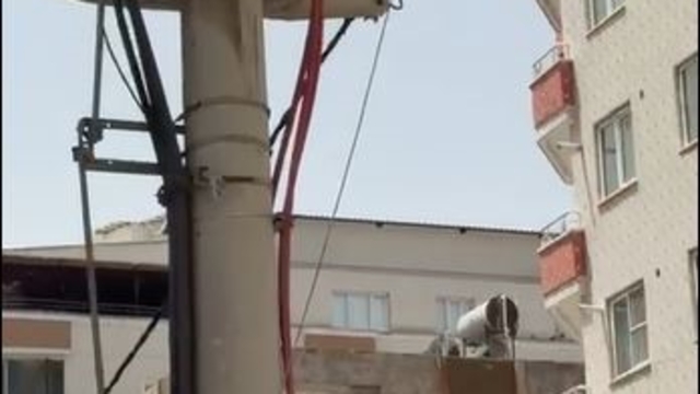 Elektrik direğinden kopan kabloyla temas eden çocuk yaralandı