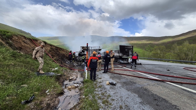 Tırlar kafa kafaya çarpışarak alev topuna döndü: 2 sürücü hayatını kaybetti