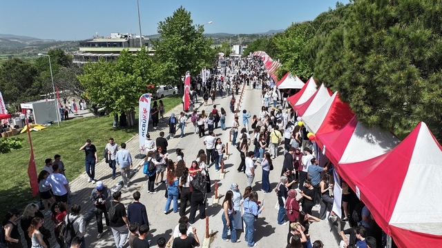 MCBÜ'KAF'26 ilk yılında büyük ilgi gördü
Manisa Celal Bayar Üniversitesi Kariyer Fuarı kültür ve festival atmosferiyle başarıyla tamamlandı