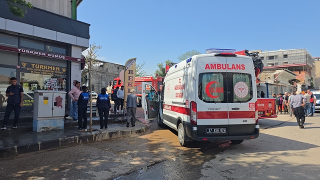 Gaziantep'te muhasebeciler çarşısı tadilatı sırasında korkutan yangın