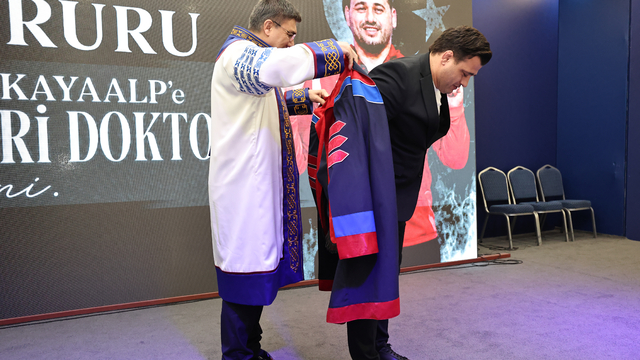 Türk güreşçi Rıza Kayaalp'e MAKÜ tarafından fahri doktora verildi