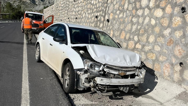 Malatya'da otomobil istinat duvarına çarptı: 1 yaralı