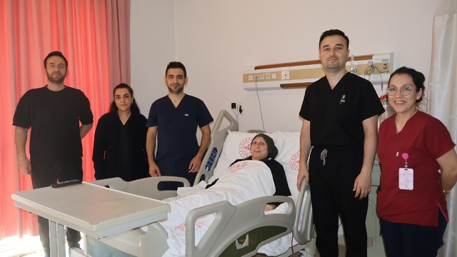 5 saat süren mikro operasyon başarıyla tamamlandı: Kendi dokusuyla hayata tutundu