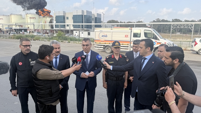 Mersin Valisi Toros: "Önceliğimiz yangının diğer tanklara sıçramasını önlemek"
"800 metreküplük tankta yangın sürüyor"
"Köpükle boğma yöntemi değerlendiriliyor"
Vali Atilla Toros, 1 işçinin hayatını kaybettiği yağ fabrikasındaki yangın bölgesinde incelemelerde bulundu
