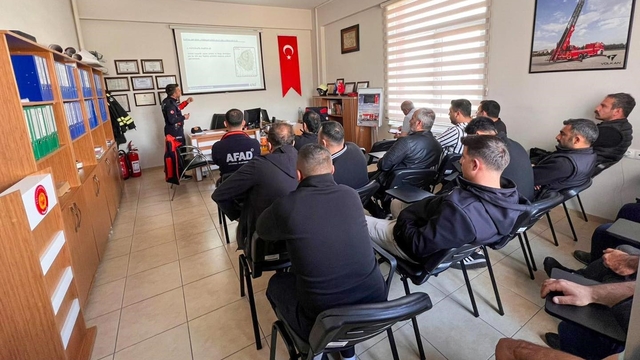İtfaiye personeline yönelik eğitimler sürüyor