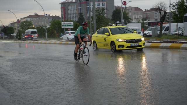 Edirne'de sağanak yağış etkili oldu, sürücüler zor anlar yaşadı