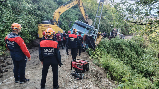 Rize'de geriye kayan kamyondan atlayan sürücü öldü