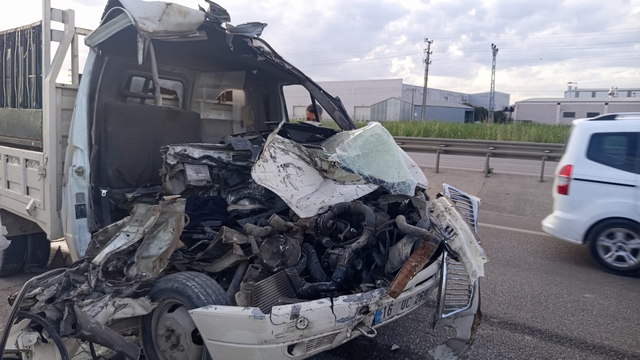 Kamyonet ile TIR çarpıştı: 1 ölü, 1 yaralı