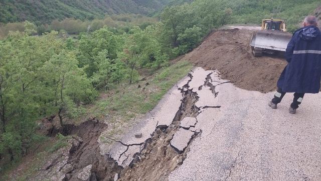 Amasya'da köy yolunda heyelan