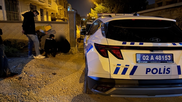 Duvar dibine çöken kadın ekipleri harekete geçirdi
