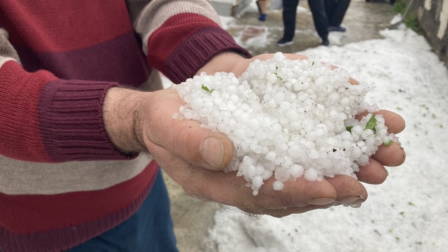 Refahiye'de dolu yağışı etkili oldu