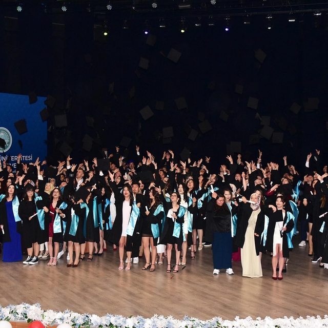 Turizm Fakültesinde mezuniyet coşkusu