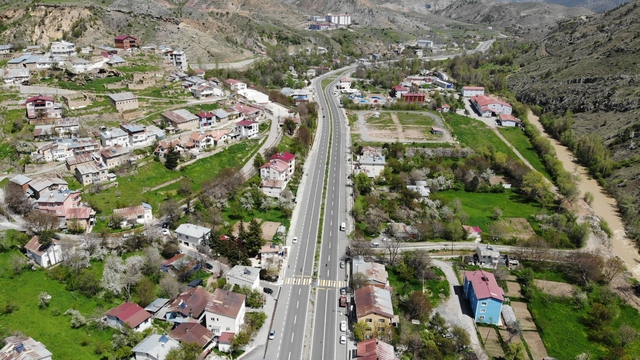 Gümüşhane'nin 3 bin seçmenli Tekke beldesinde 11 adaylı seçim yarışı
Gümüşhane'deki beldede yaklaşık 300 seçmene bir aday düşüyor