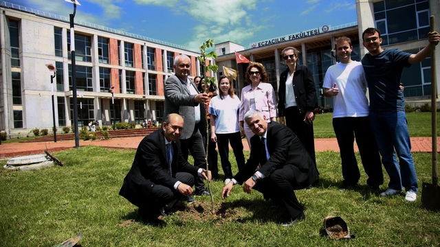Trakya Üniversitesi Eczacılık Fakültesi öğrencileri fidan dikti