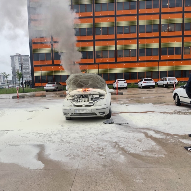Hastane otoparkındaki otomobil alev aldı